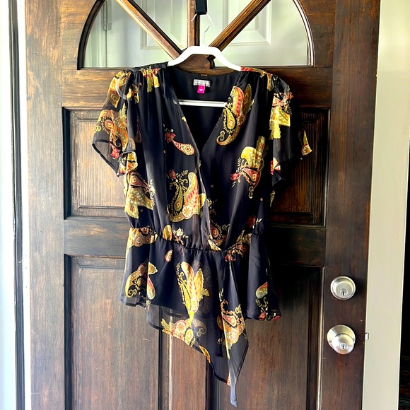 Vince Camuto Tops - LOWEST PRICE- 🌟🌟Vince Camuto, M, flowy top.